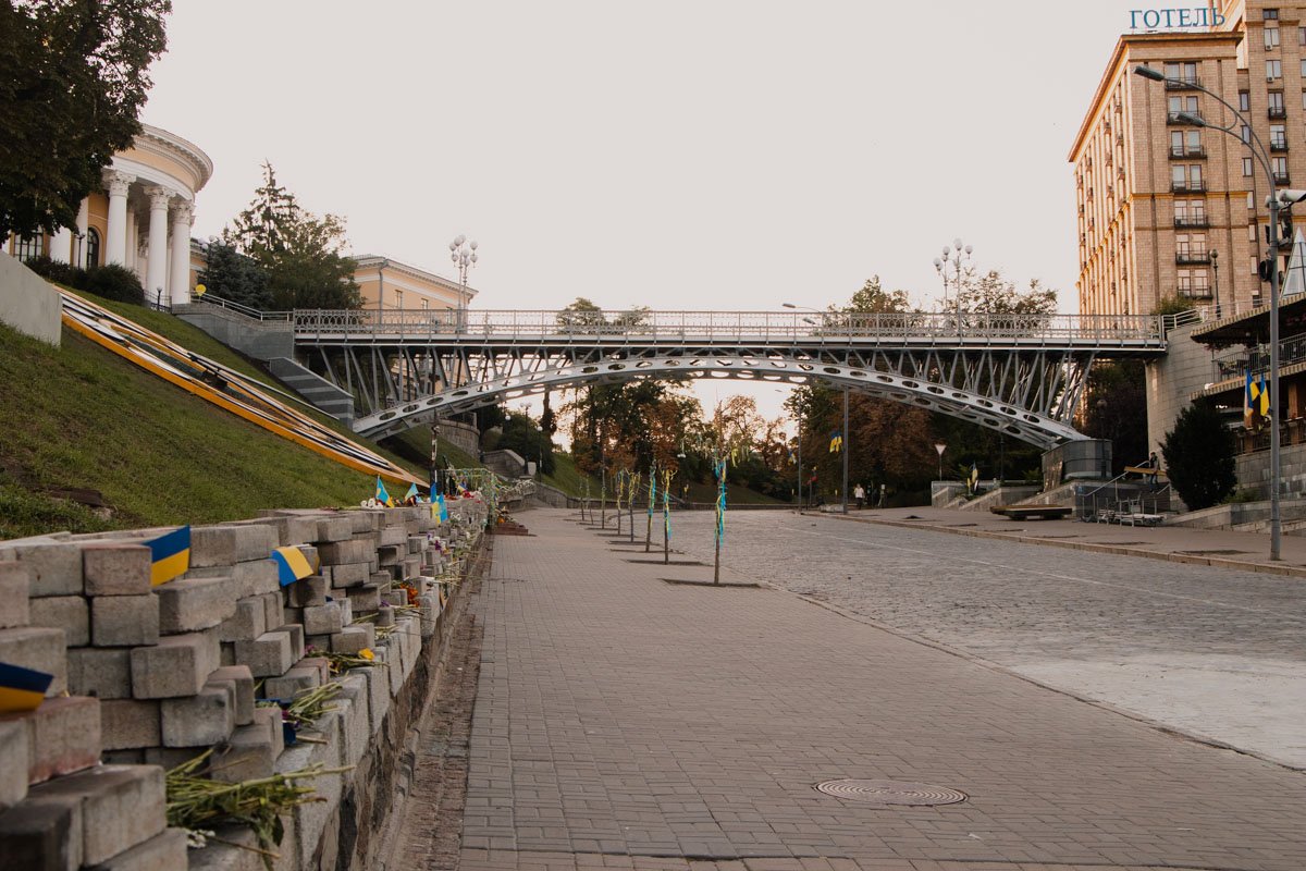 Аллея Героев Небесной сотни после Дня Независимости - в цветах и флажках