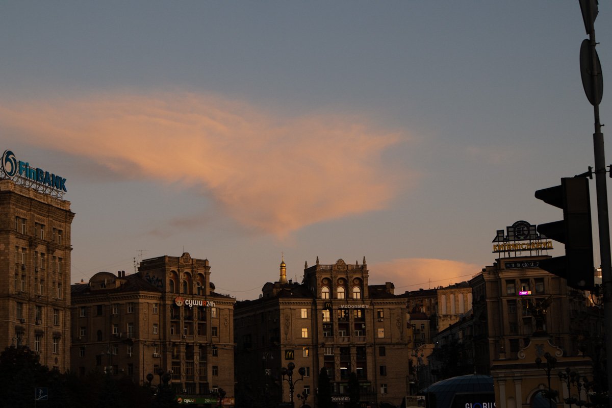 Здесь отлично видно, насколько сильно восприятие зависит от освещения - здесь здания выглядят уставшими от своего векового возраста