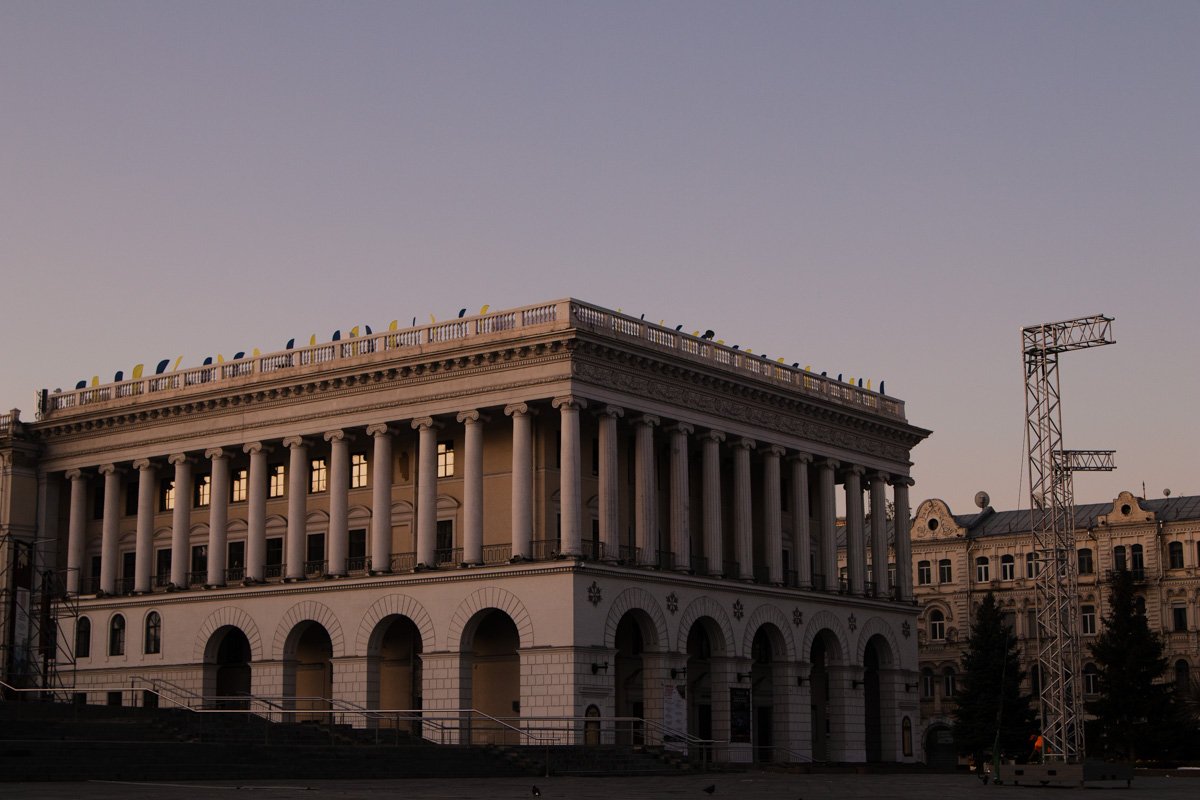 В то время как при свете солнца их силуэт и поступь кажутся еще более уверенными