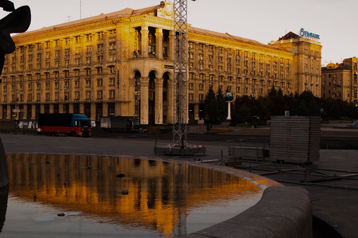 Однако закончить этот репортаж хочется все же чем-то красивым. И, в случае с таким рассветом - крайне патриотичным