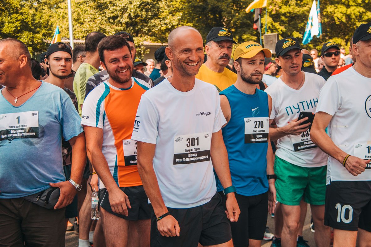 Участие принимали самые разные люди: родственники и друзья погибших, их боевые товарищи, ветераны АТО