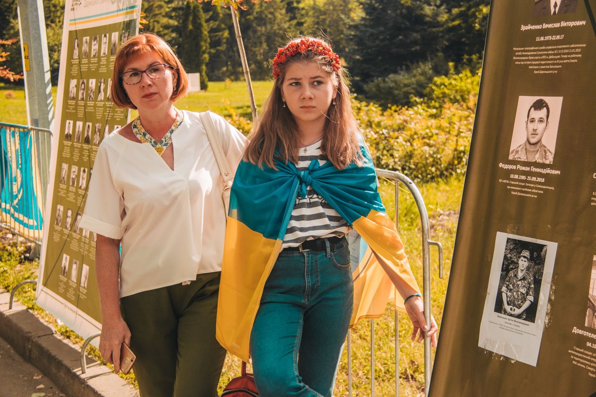 Поддержать спортсменов-аматоров пришли близкие с украинской символикой