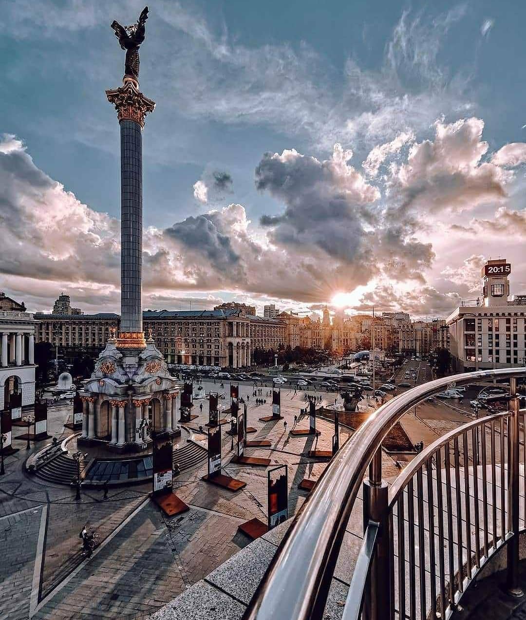 Солнечные лучи пробиваются через пушистые облака. Фото: @fantakr 