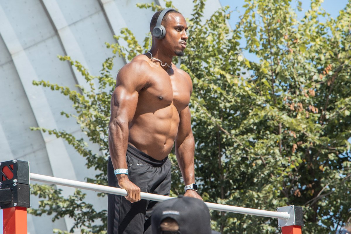 На чемпионате по самому популярному спортивному движению Street Workout встретились более 150 участников