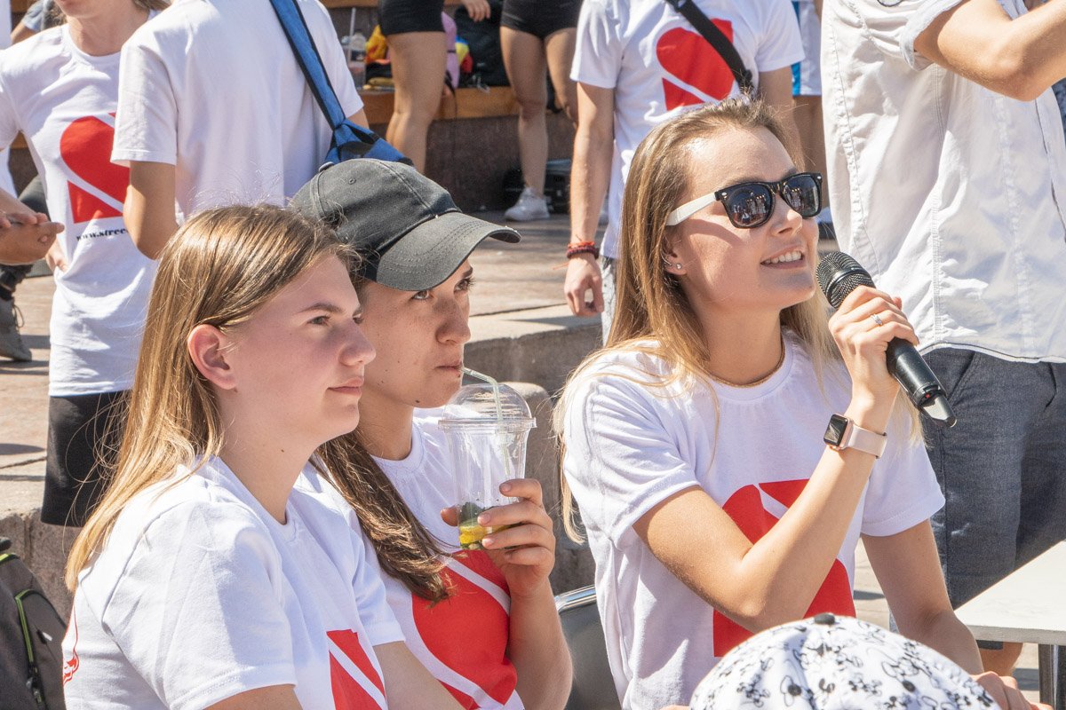 И среди группы поддержки представительниц прекрасного пола было много