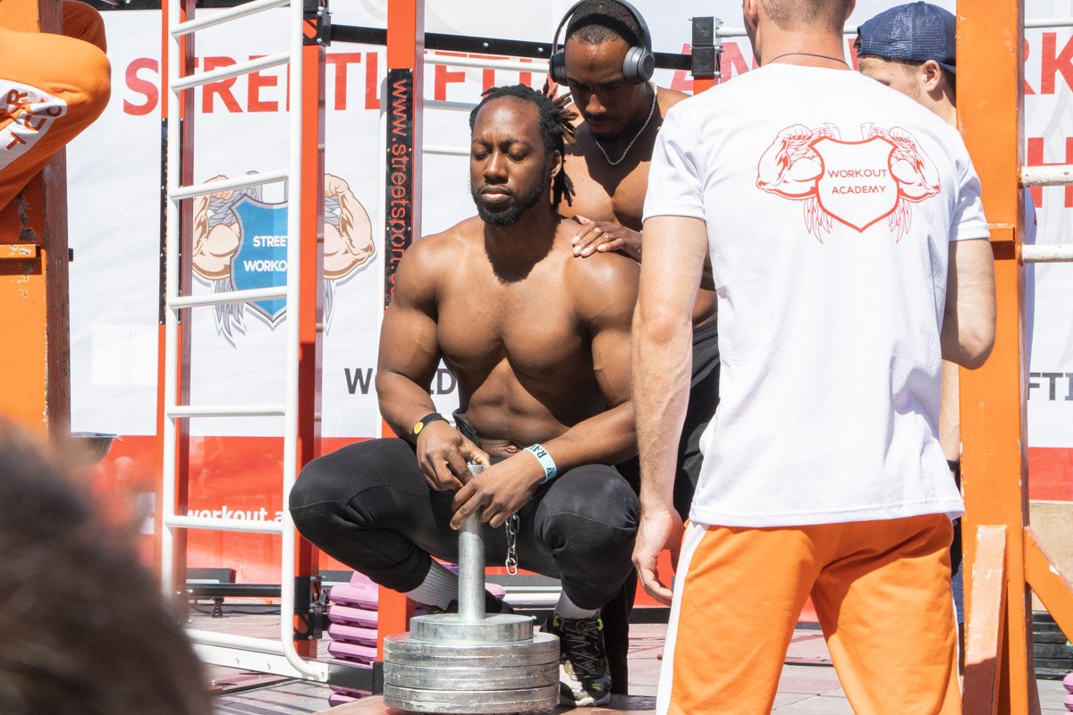 Пройти мимо десятков накаченных мужчин с голыми торсами и рельефными телами было просто невозможно