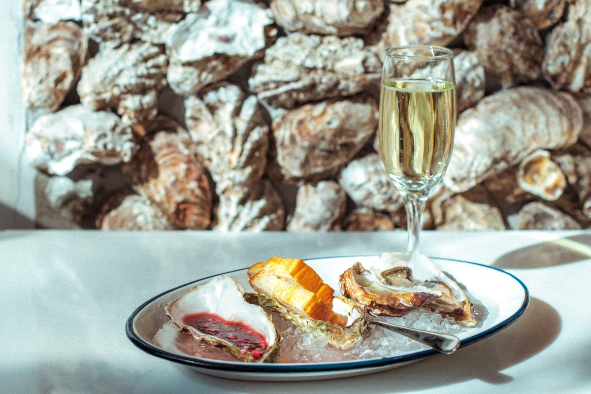 Под устрицы отлично подойдет бокальчик игристого