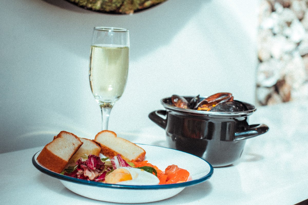 А еще в Mushlya Cafe подают целый казанок мидий всего за 49 гривен 