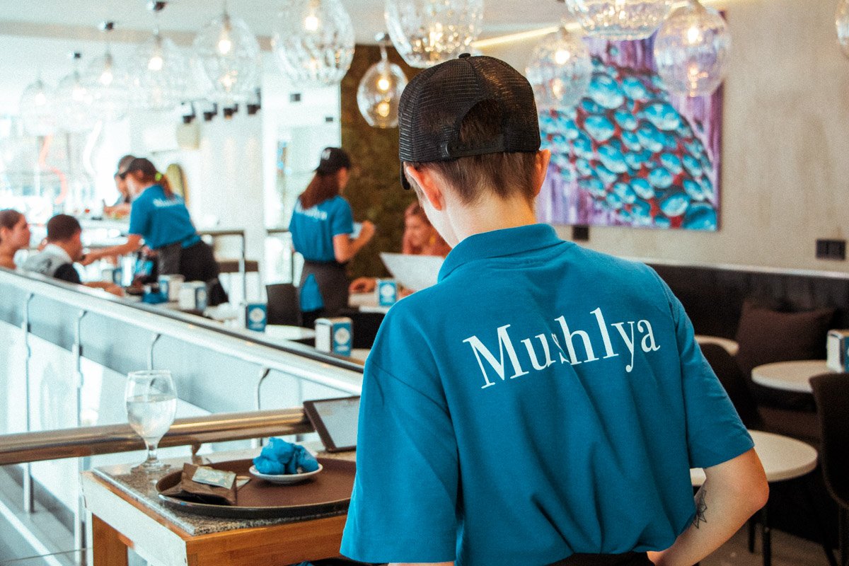 Персонал поможет вам выбрать самое вкусное блюдо в меню 