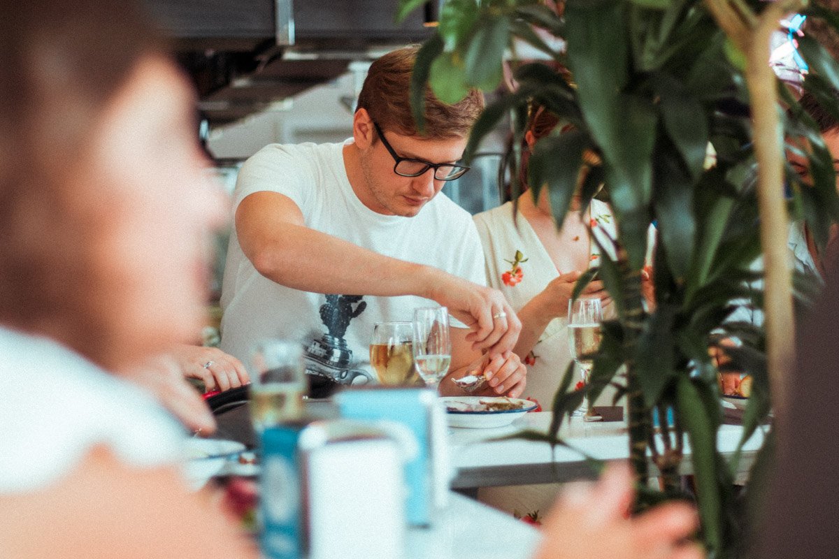 Вы можете разместиться за столиком или сесть за барную стойку 