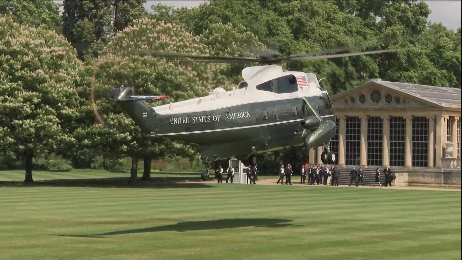 Королева Великобритании пожаловалась на Трампа за испорченный газон перед Букингемским дворцом