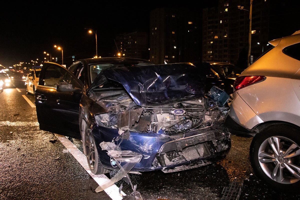 Предварительно, Ford на полной скорости врезался в машины, которые стояли на светофоре