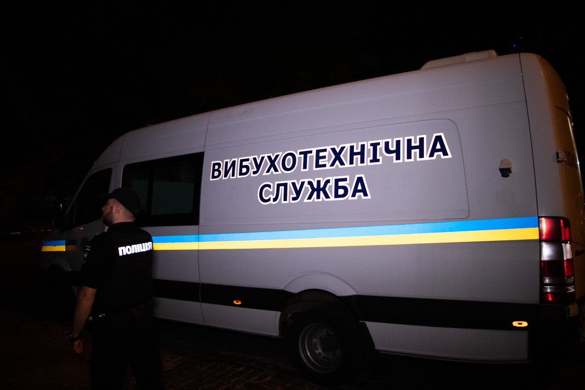 Взрывотехники обследуют место происшествия