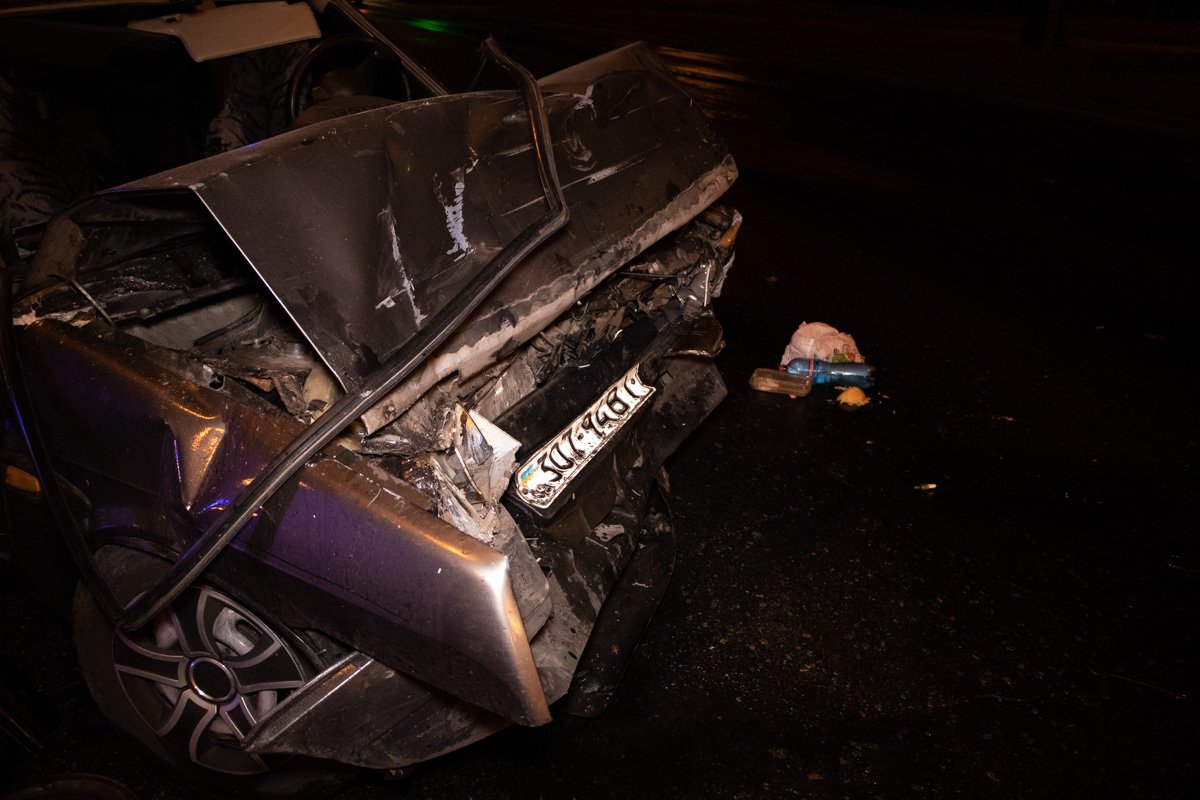 В результате аварии пострадали трое мужчин В результате аварии пострадали трое мужчин