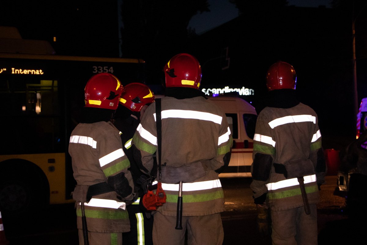 Пожарные потушили автомобиль, но огонь уничтожил BMW до их прибытия Пожарные потушили автомобиль, но огонь уничтожил BMW до их прибытия