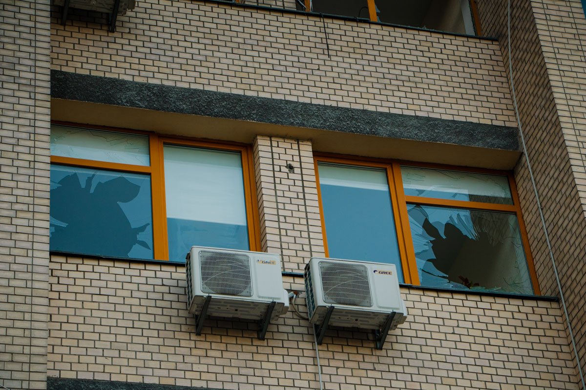 Также были разбиты стекла на третьем и пятом этажах