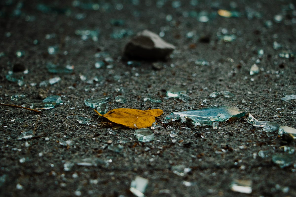 Лишь осколки напоминают о ночном происшествии