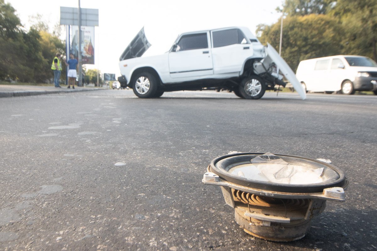 В Киеве на Надднепрянском шоссе Renault врезался в ВАЗ 2107