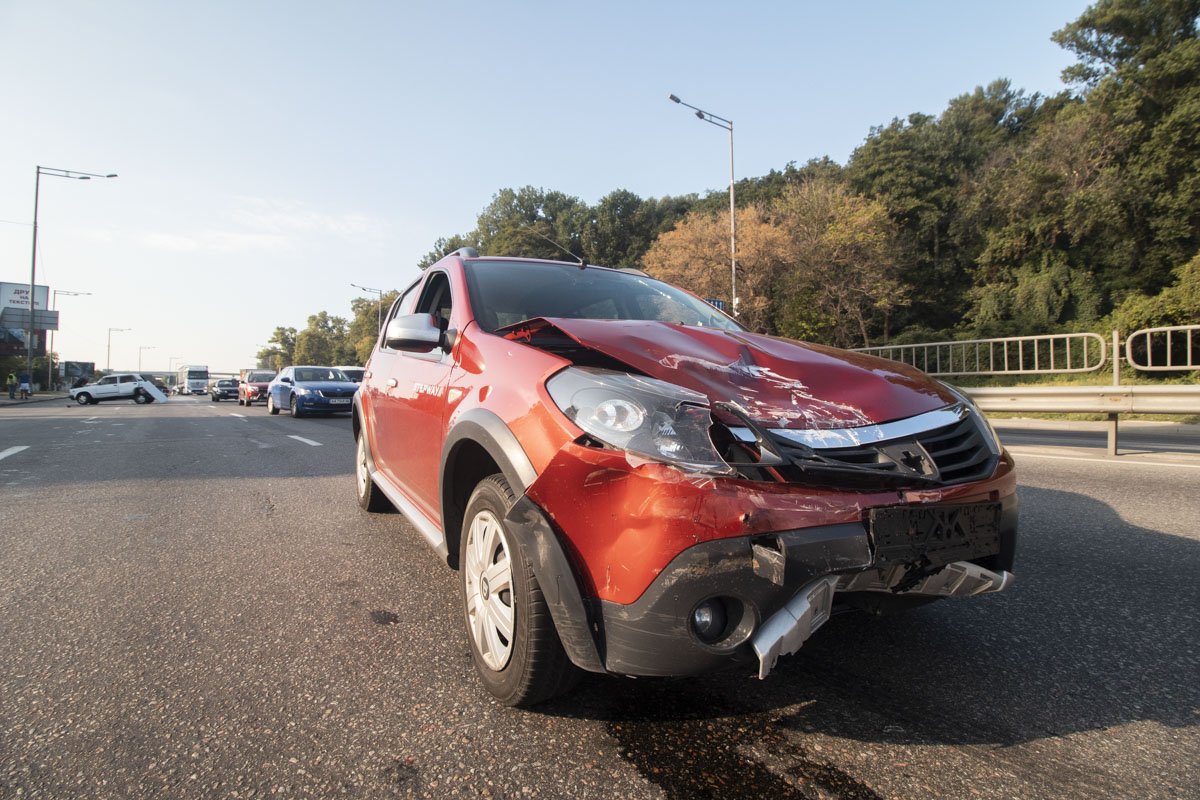 Renault получил повреждения капота и переднего бампера, в то время как у ВАЗ полностью смялся багажник