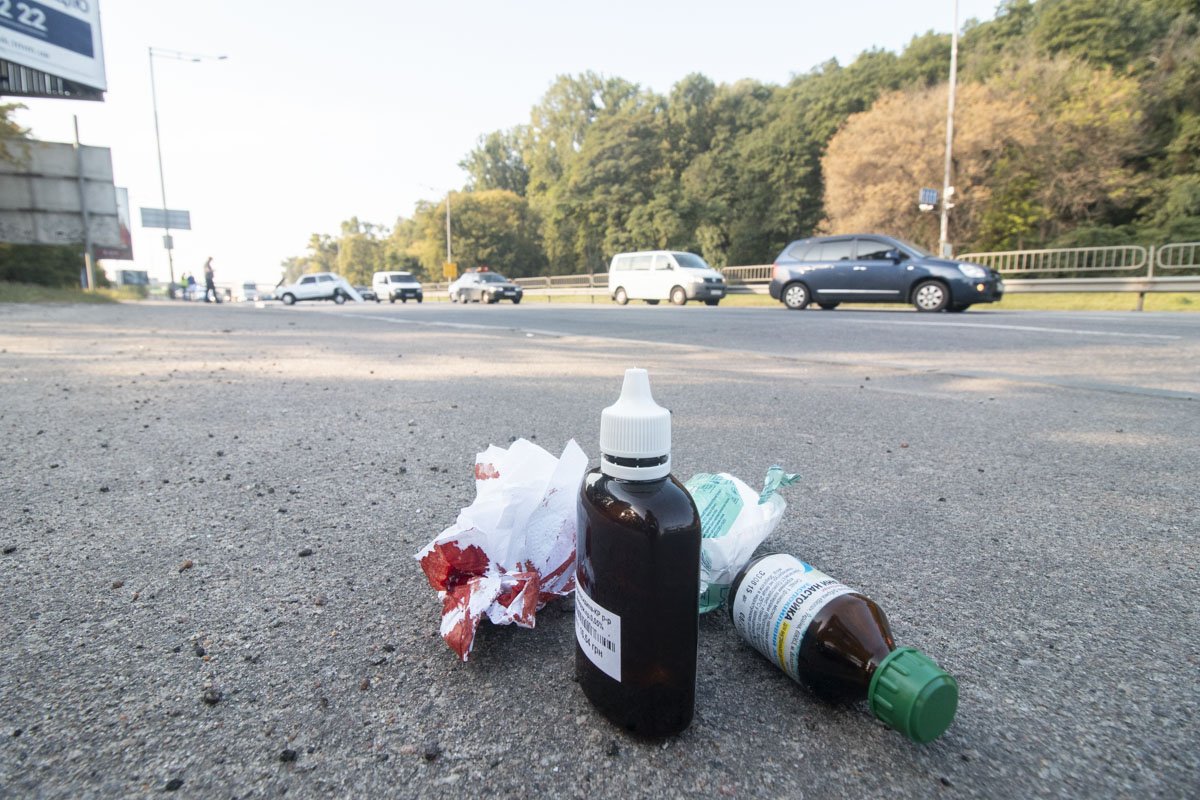 В результате столкновения пострадали два человека - у пассажирки Renault оказалась рассечена бровь