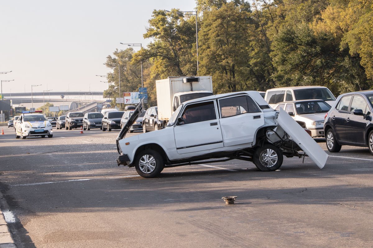 А водителя "семерки" увезли в больницу с травмой ноги
