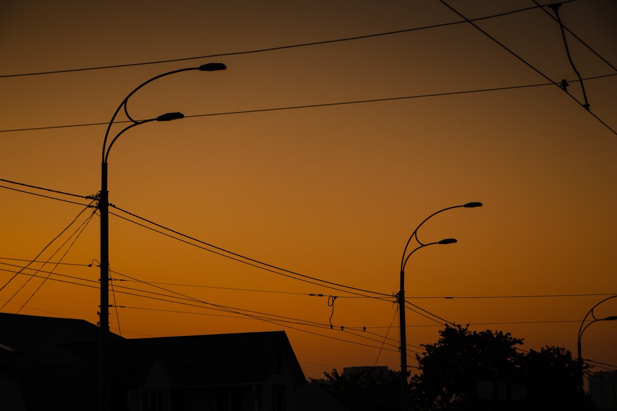 На смену фонарям заступает солнце