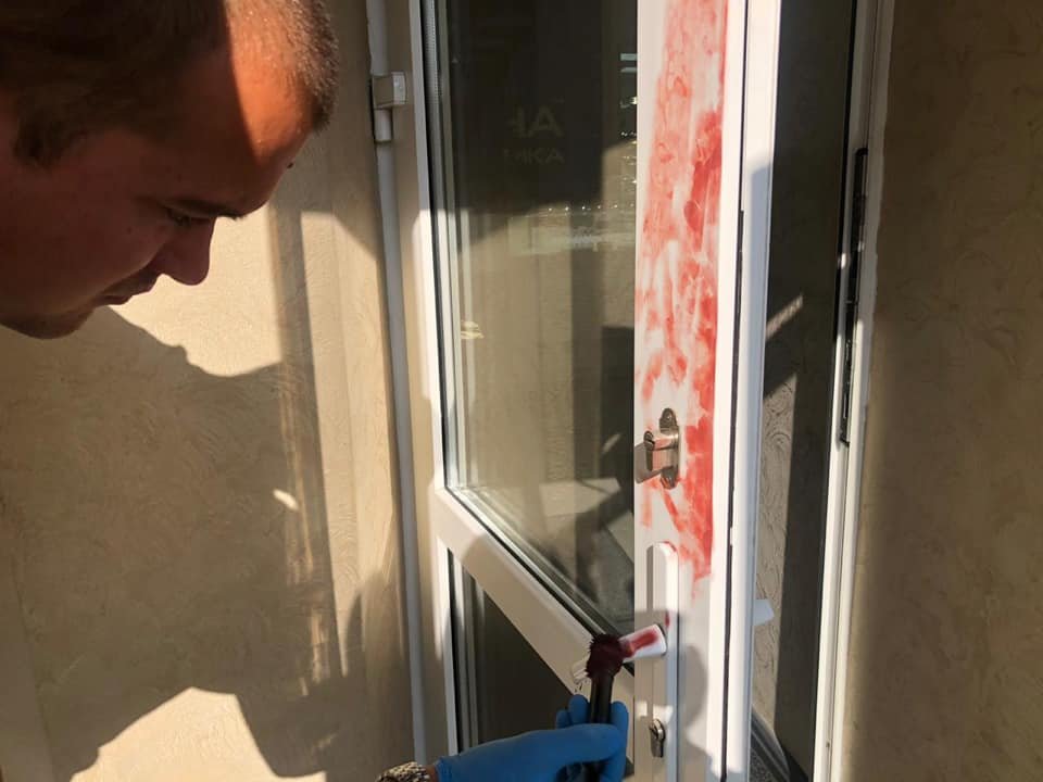 На месте ищут следы преступника, например, отпечатки пальцев На месте ищут следы преступника, например, отпечатки пальцев