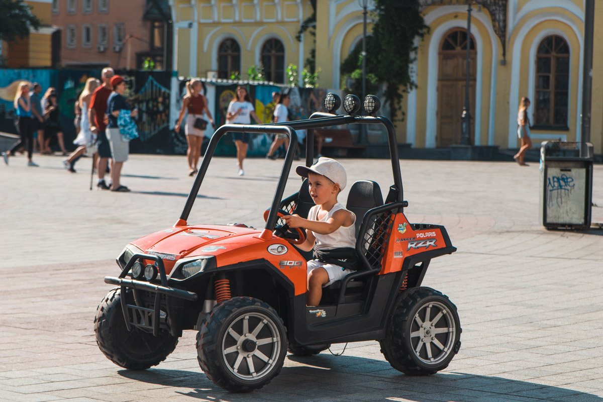 Пожалуй, единственное сосредоточенное лицо на всей площади. Статус автомобиля вынуждает Пожалуй, единственное сосредоточенное лицо на всей площади. Статус автомобиля вынуждает