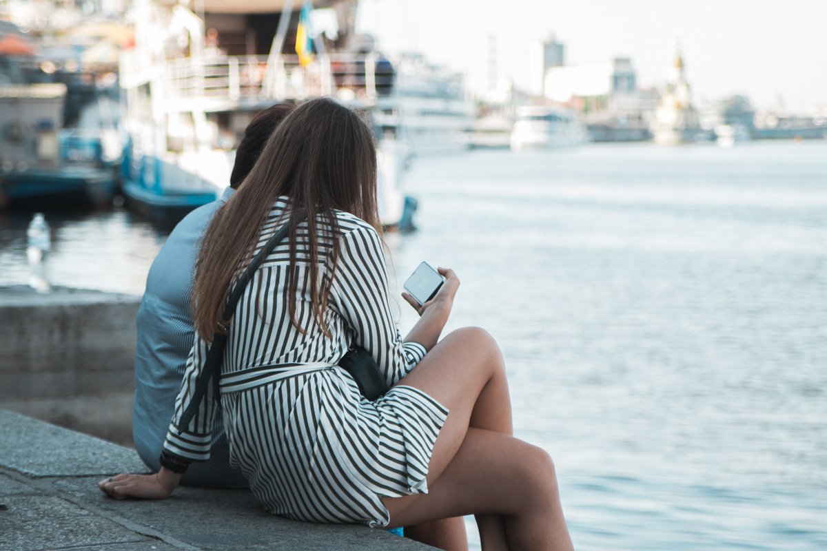 И влюбленные парочки, которые решили провести последние летние выходные на берегу Днепра И влюбленные парочки, которые решили провести последние летние выходные на берегу Днепра