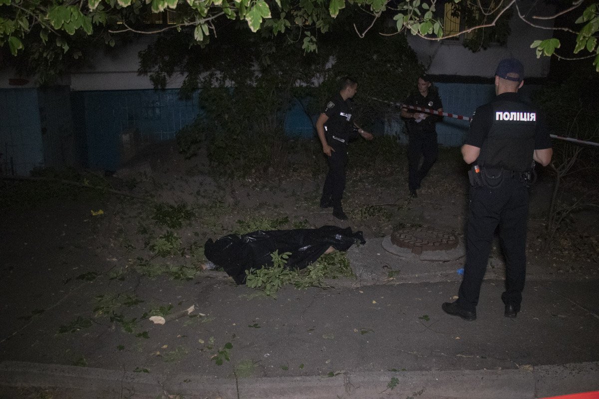 В Киеве по адресу улица Каштановая, 4 под окнами 18-этажного этажа обнаружили тело женщины