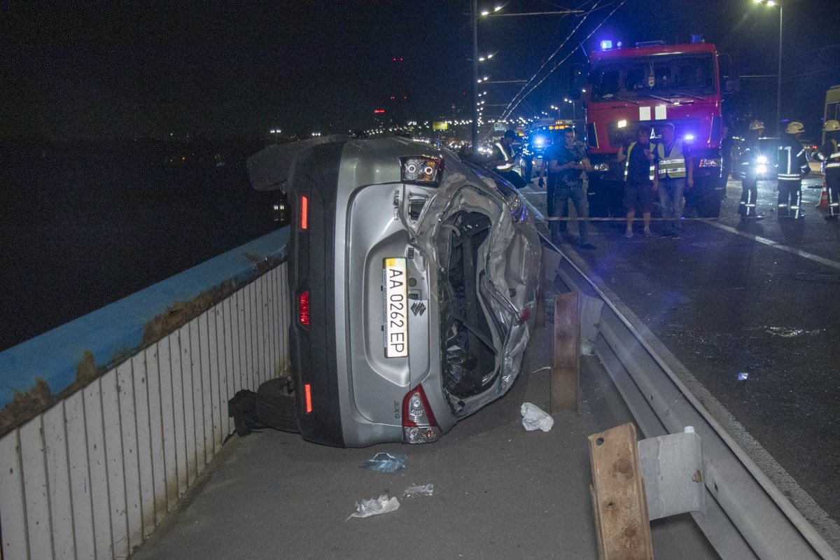 В результате столкновения Suzuki вылетел с дороги и перевернулся