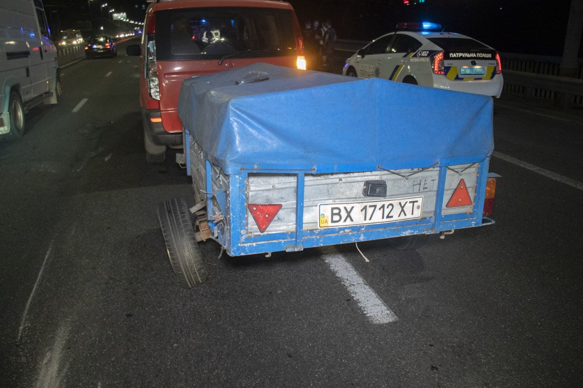 Предварительно, перед опрокидыванием легковушка зацепила прицеп микроавтобуса