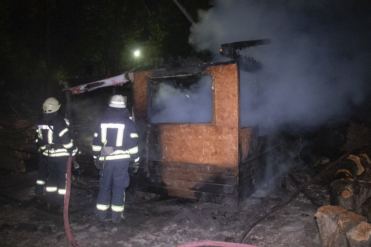 Горело отдельно стоящее здание на берегу озера