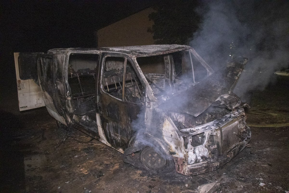 В ночь на 27 августа в Киеве через дорогу от здания по адресу улица Электриков, 8 произошел пожар В ночь на 27 августа в Киеве через дорогу от здания по адресу улица Электриков, 8 произошел пожар