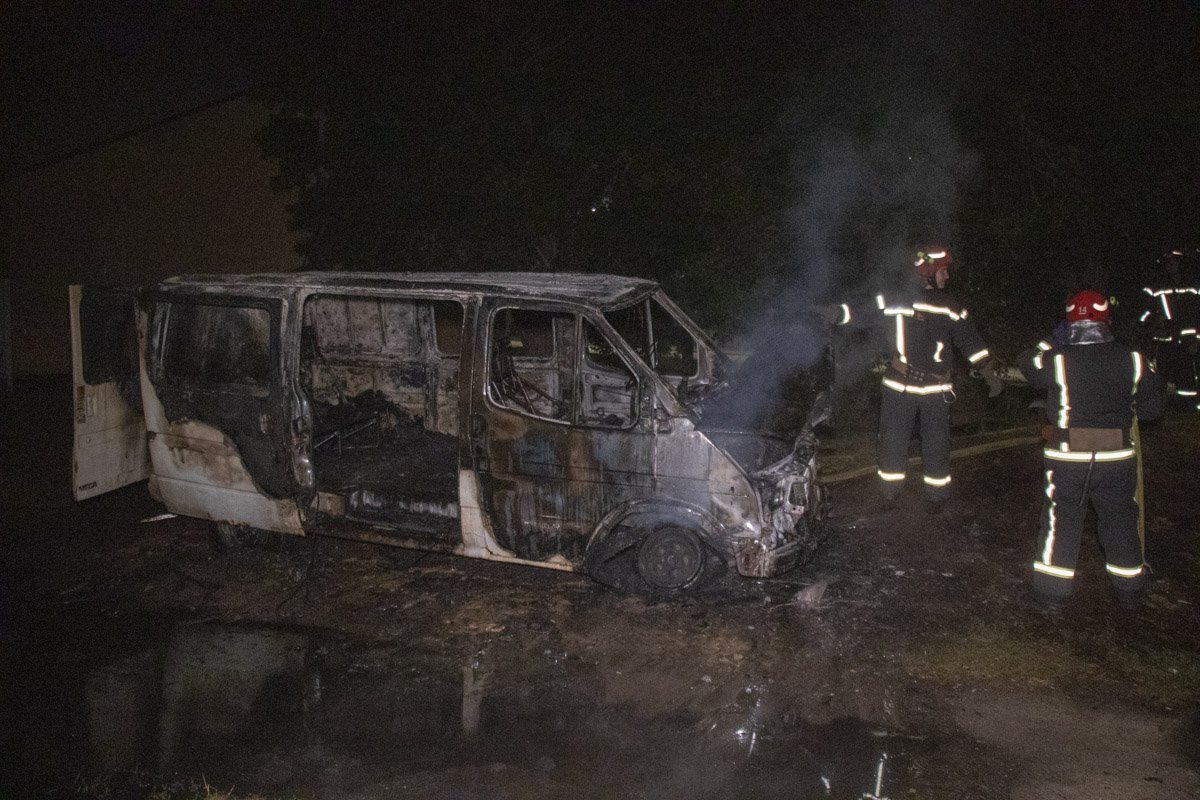 На второстепенной дороге горел микроавтобус Ford Transit На второстепенной дороге горел микроавтобус Ford Transit