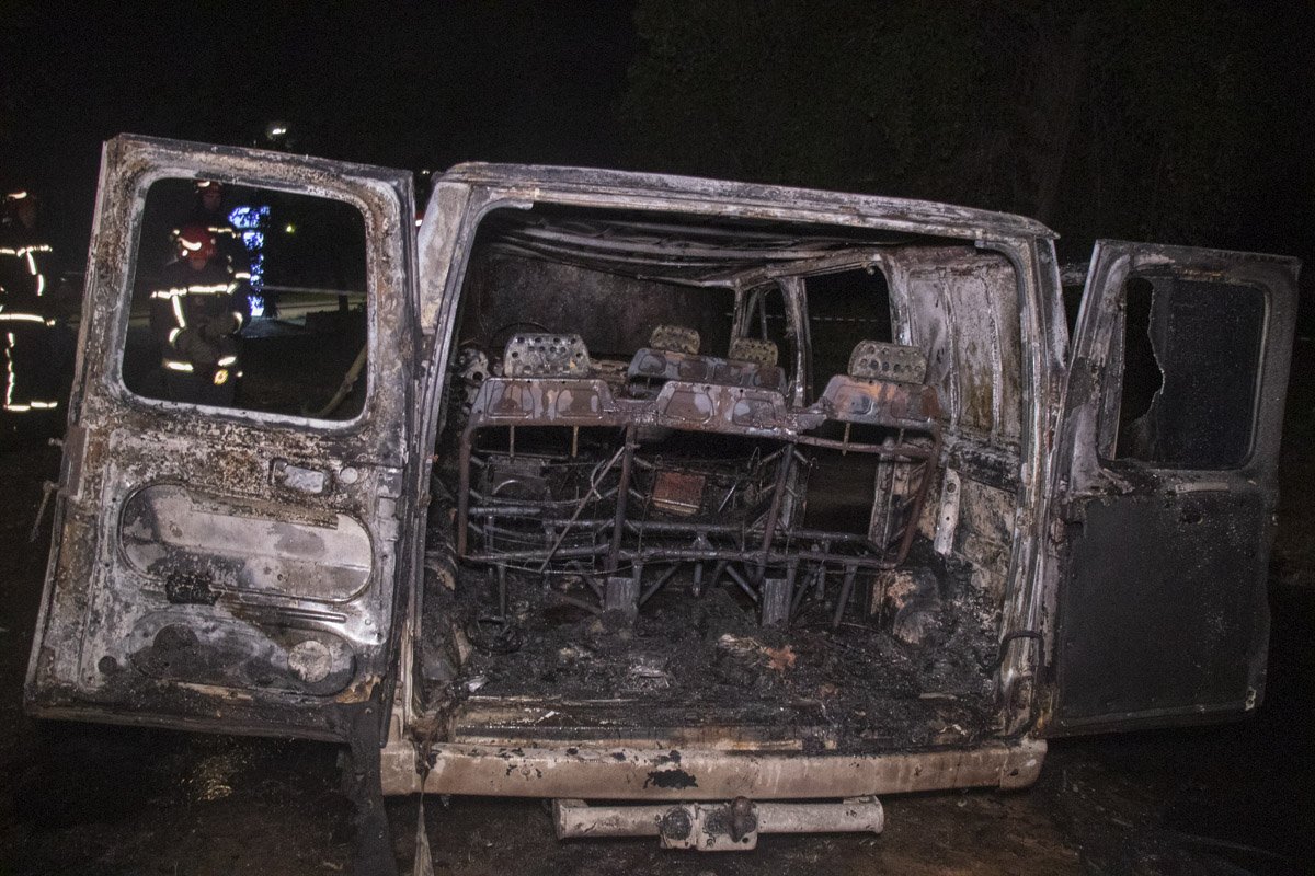 Огонь полностью уничтожил автомобиль Огонь полностью уничтожил автомобиль