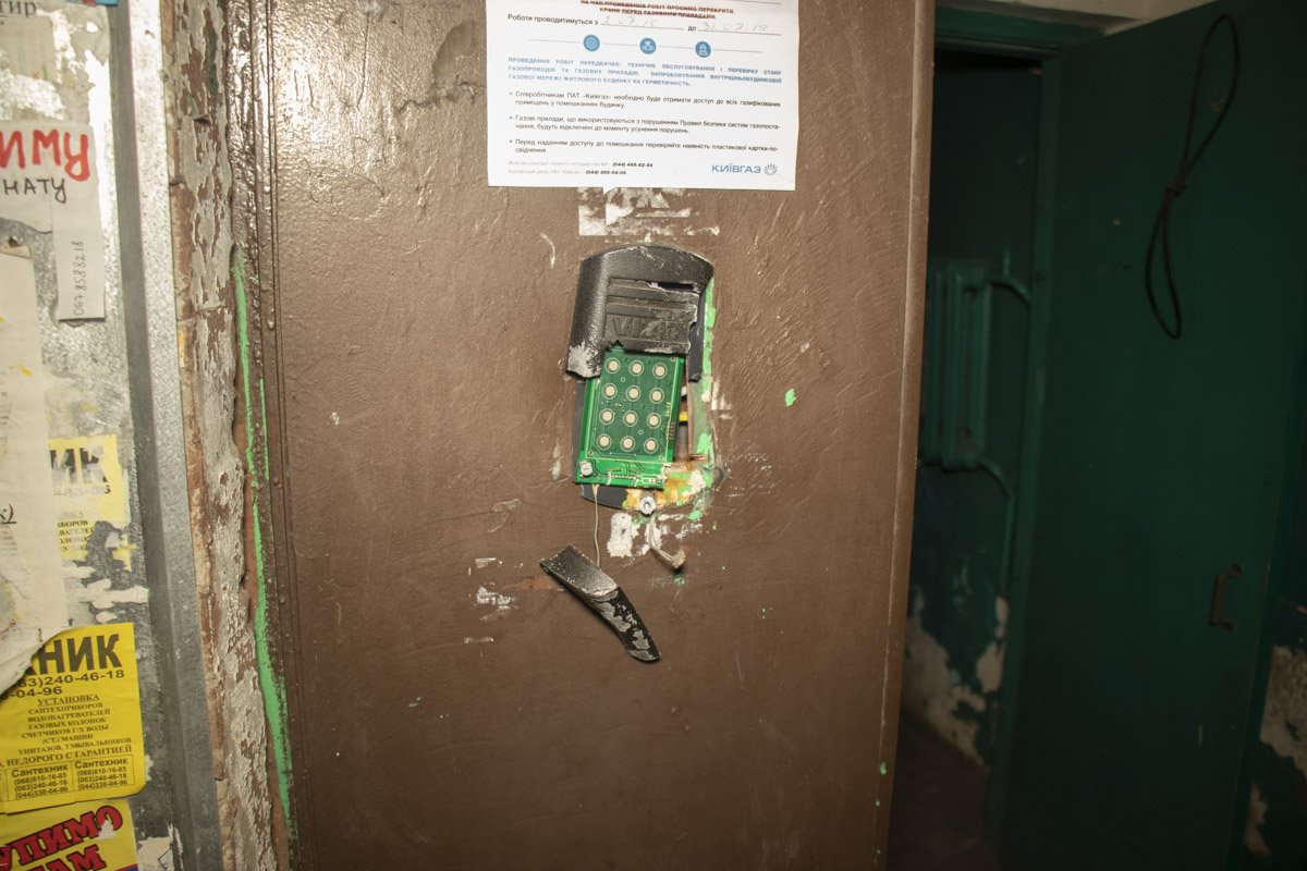 Местный житель повредил входную дверь в парадное