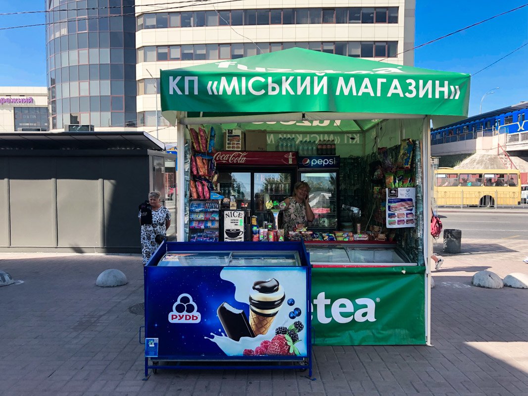 Многие жители Киева недовольны тем, как выглядят эти палатки и считают данную затею очередным отмыванием денег Многие жители Киева недовольны тем, как выглядят эти палатки и считают данную затею очередным отмыванием денег