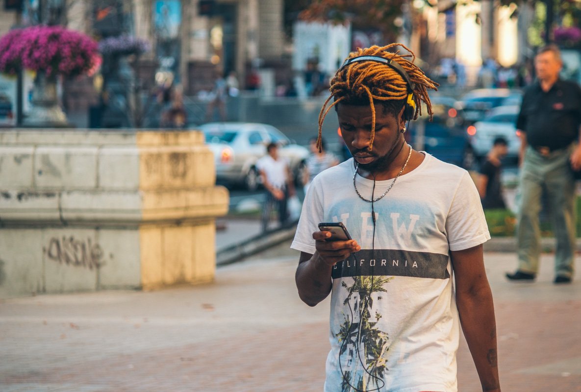 По-любому в наушниках играет какой-нибудь Asap Rocky. Хотя, может Поплавский По-любому в наушниках играет какой-нибудь Asap Rocky. Хотя, может Поплавский