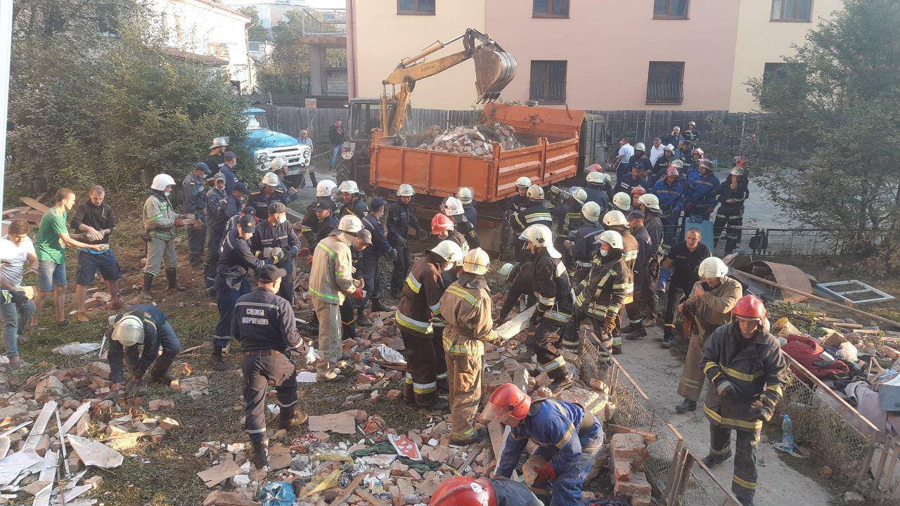 На месте работают около полутысячи человек, которые ищут людей под завалами