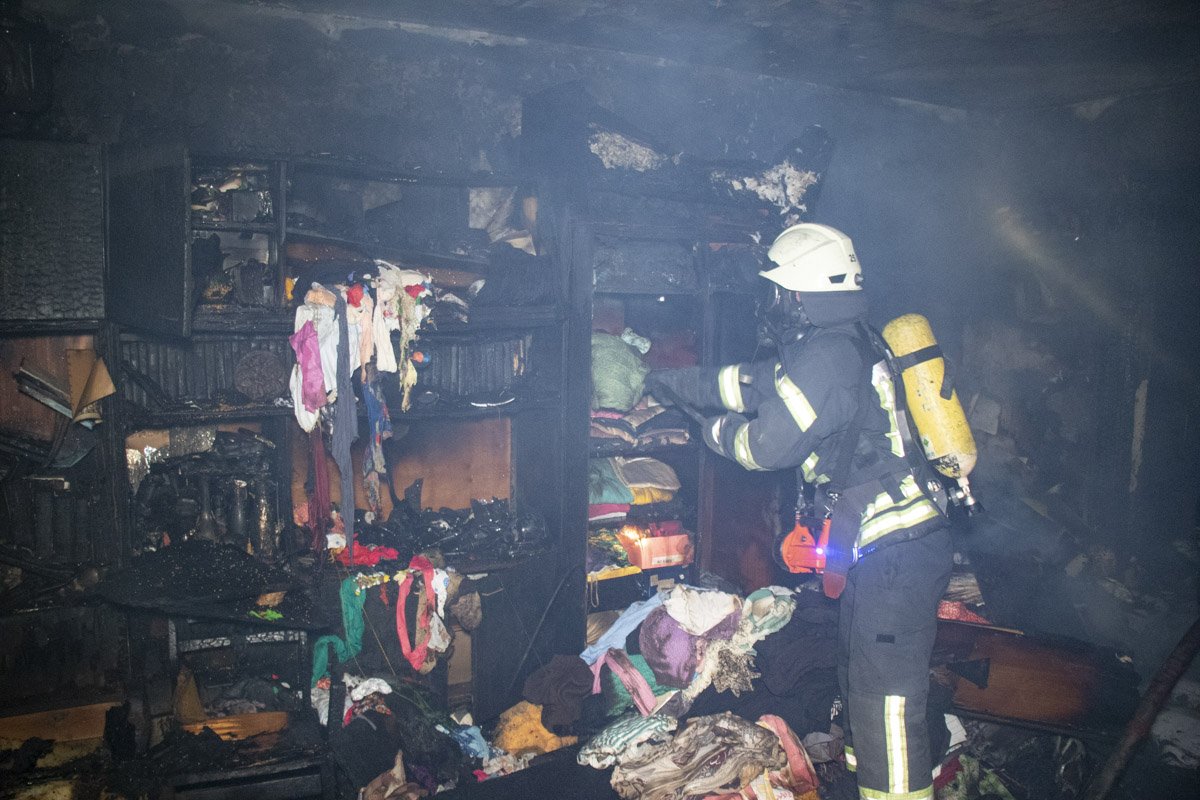 Быстро ликвидировать пожар спасателям мешала огромная библиотека бумажных книг, которую собрала женщина Быстро ликвидировать пожар спасателям мешала огромная библиотека бумажных книг, которую собрала женщина