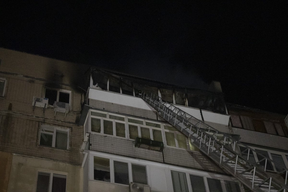 Огонь уничтожил практически все имущество, которое находилось внутри квартиры Огонь уничтожил практически все имущество, которое находилось внутри квартиры