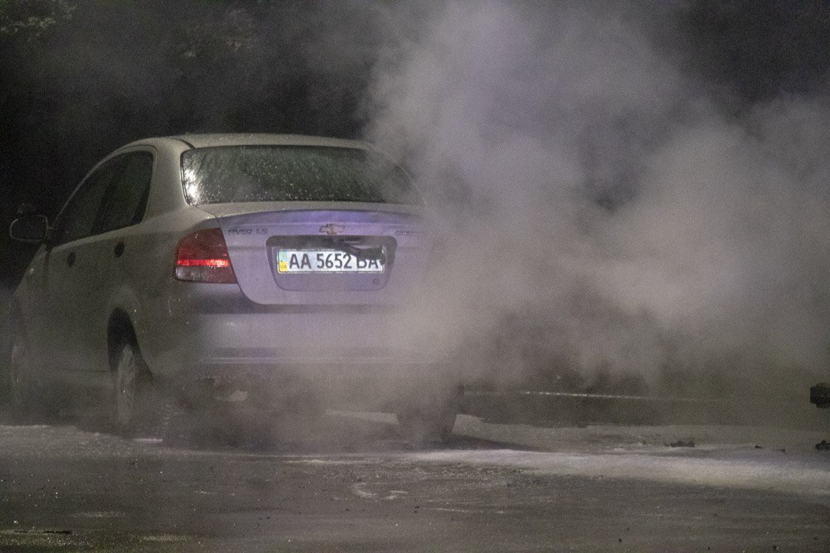 Буквально за несколько мгновений пламя полностью объяло кузов машины