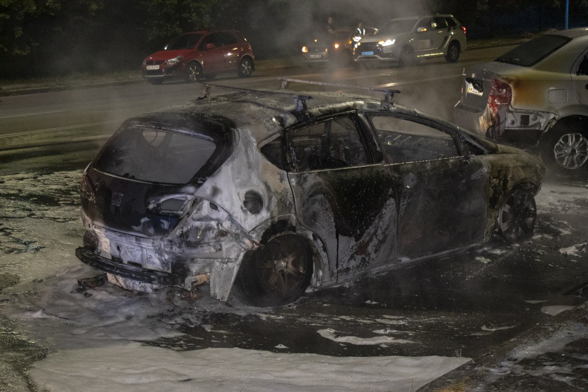 Прибывшие на место происшествия спасатели ГСЧС оперативно ликвидировали возгорание