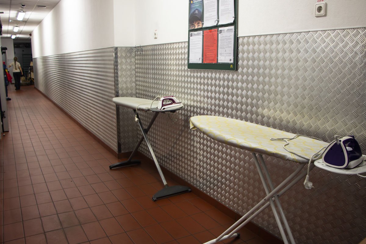 Наша экскурсия началась с подвала, где установлены холодильники и морозильные камеры, комната отдыха для персонала и офис менеджеров. Сотрудники каждое утро гладят перед сменой свои рубаки