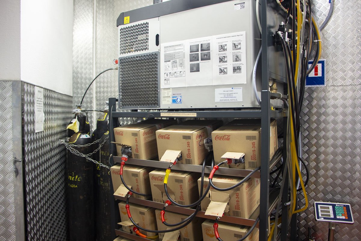 Это мини-заводит по созданию напитков: здесь сиропы кока-кола смешиваются с очищенной газировкой