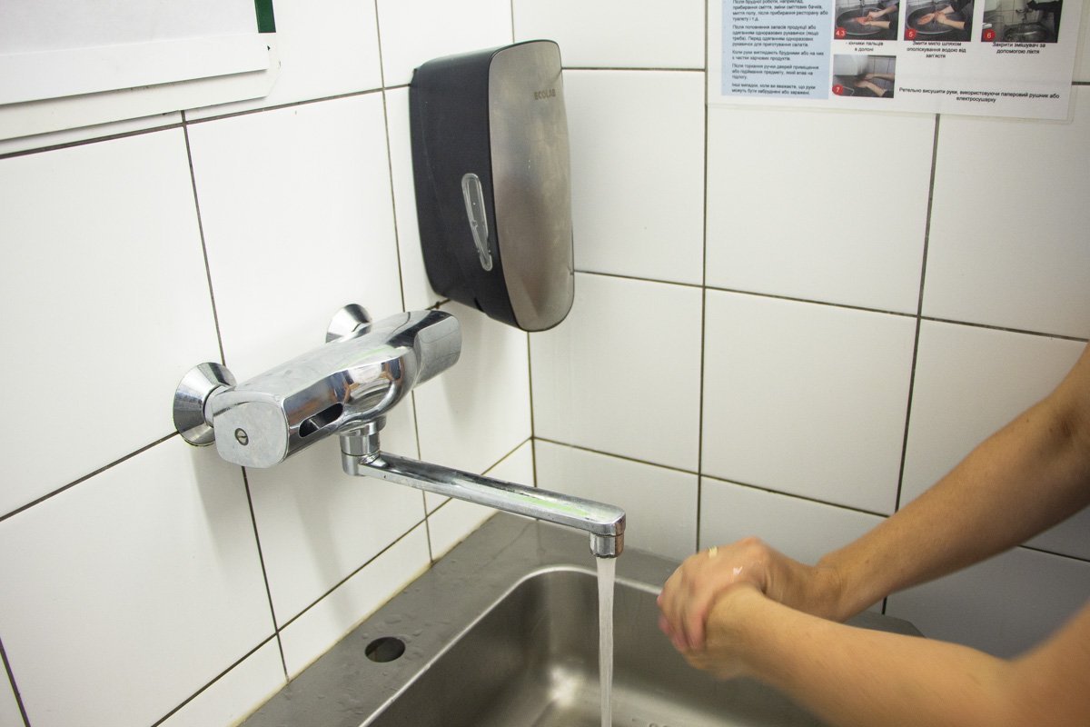 Мытье рук должно длиться не менее 20 секунд по той же технологии, по которой моют и руки хирурги перед операцией 