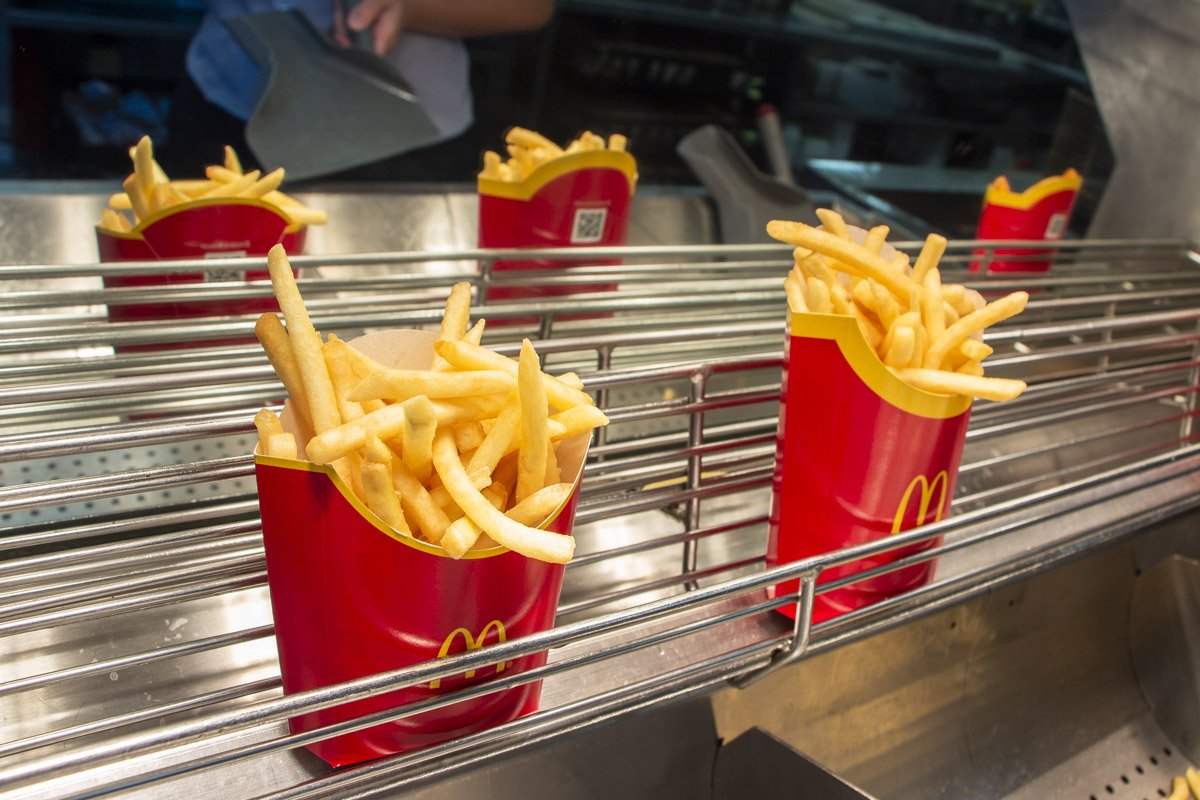 Вся картошка приходит уже расфасованная, но без специй и соли. В вот картошка по-деревенски уже со специями