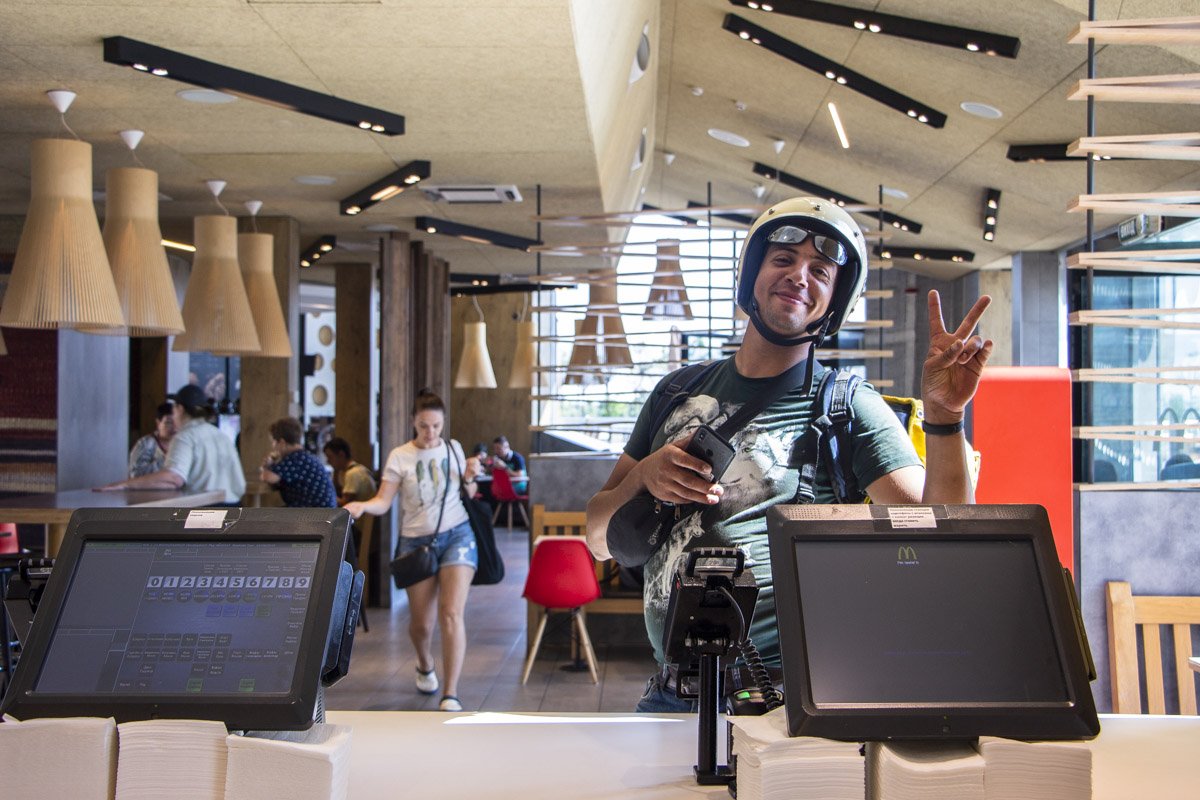 Курьер Glovo ждет свой заказ