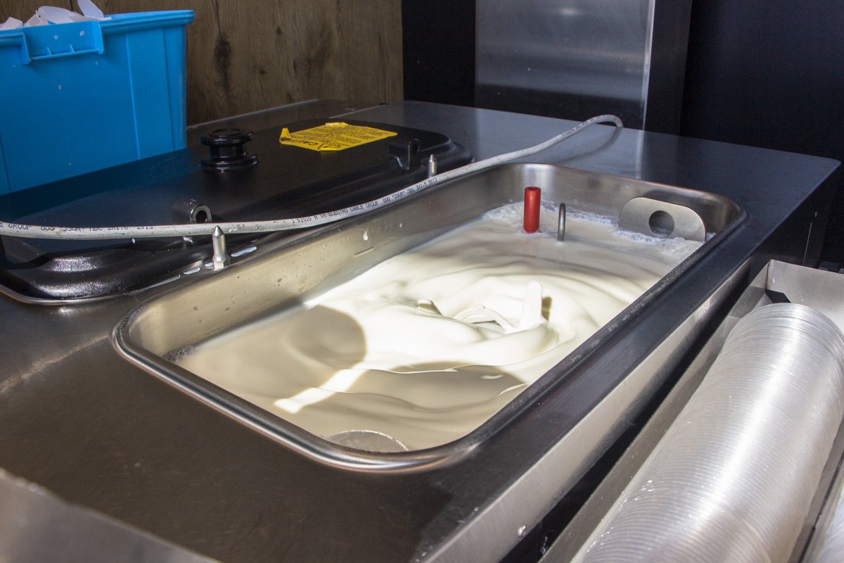 Это машина для мороженого, как видите, в ней молоко, которое пройдет стадию охлаждения перед тем, как попасть в ваш рожок